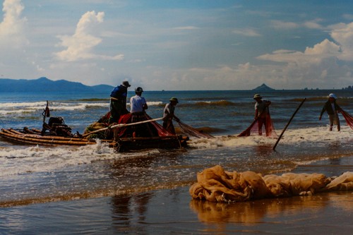 A glimpse of Vietnam through photo exhibition  - ảnh 10